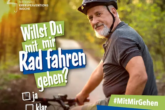 Mann mit Fahrradhelm sitzt auf Rad. Text: "Willst Du mit mir Rad fahren gehen? – ja, klar, unbedingt."