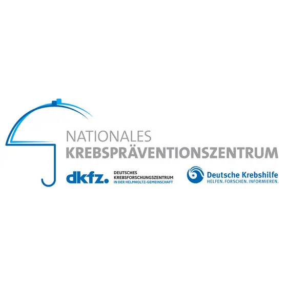 Das Bild zeigt das Logo des Nationalen Krebspräventionszentrums mit einem Regenschirm-Symbol. Daneben sind die Abkürzung „dkfz.“ für das Deutsche Krebsforschungszentrum und das Logo der Deutschen Krebshilfe mit dem Slogan „Helfen. Forschen. Informieren.“ dargestellt.