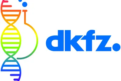 Das Bild zeigt das Logo des Deutschen Krebsforschungszentrums (DKFZ) in blauer Schrift. Links befindet sich eine stilisierte DNA-Doppelhelix in Regenbogenfarben, die wissenschaftliche Forschung und Vielfalt symbolisiert.