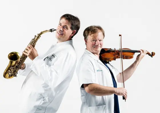 Der Forscher und Kinderarzt Stefan Pfister (links) und sein belgischer Kollege Stefaan van Gool musizieren am 10. Juli im DKFZ zugunsten von krebskranken Kindern.