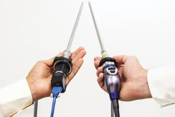 While conventional devices (right) generate an RGB video image, the newly developed laparoscope (left) uses a multispectral camera. This also makes it possible to visualize functional properties of the tissue.