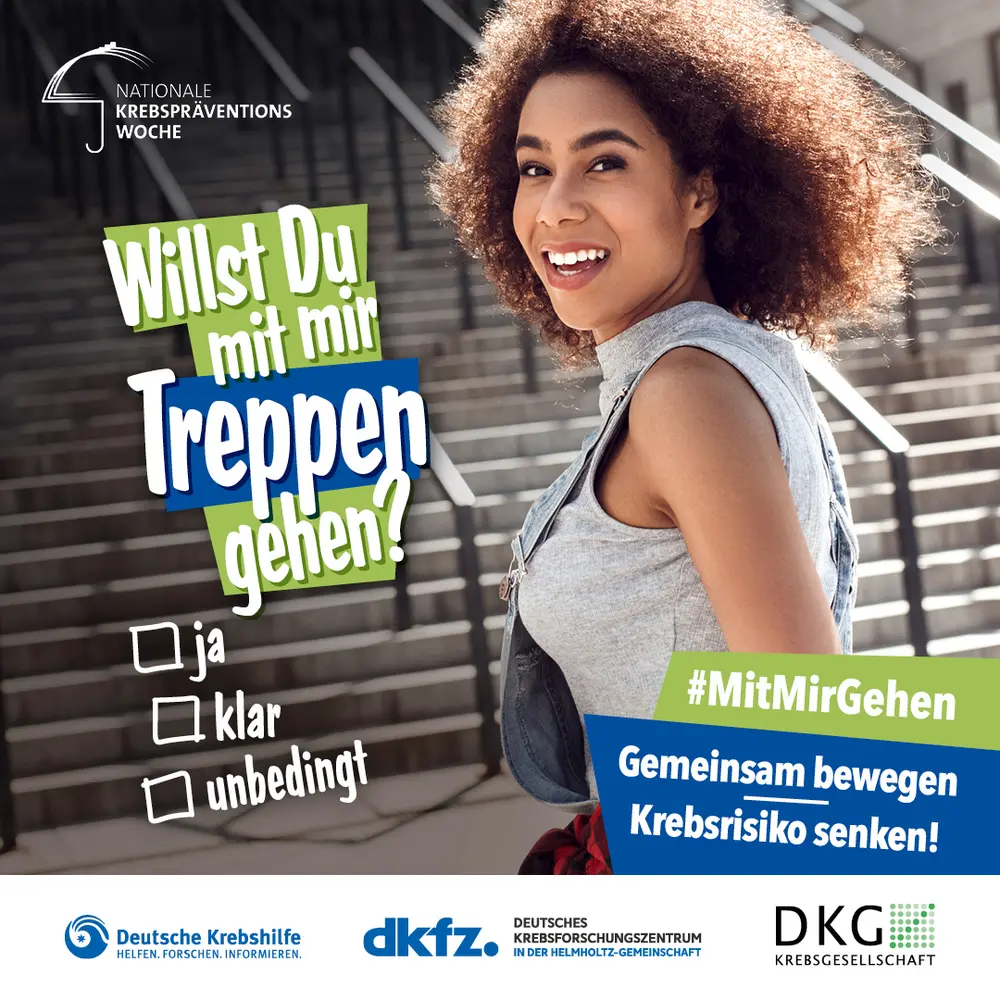  Frau lächelt auf einer Treppe. Text: "Willst Du mit mir Treppen gehen? – ja, klar, unbedingt."