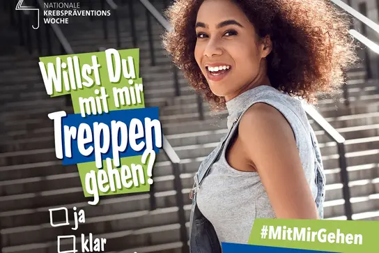  Frau lächelt auf einer Treppe. Text: "Willst Du mit mir Treppen gehen? – ja, klar, unbedingt."