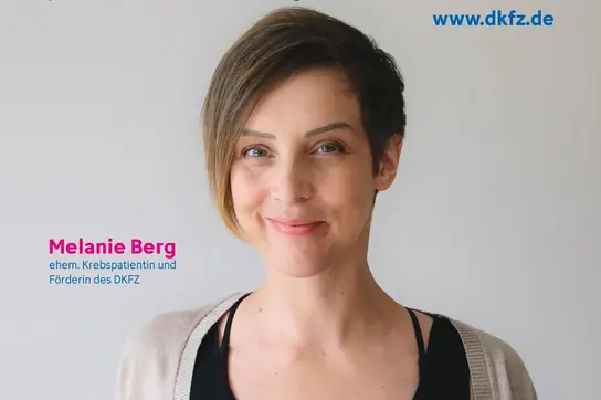 Ein Porträt von Melanie Berg, einer Krebspatientin und Unterstützerin der Krebsforschung. Sie lächelt und vermittelt Mut. Der Text betont die Bedeutung von Fortschritten in der Krebsforschung und der persönlichen Erfahrung in diesem Bereich. Ein QR-Code und die Webseite des Deutschen Krebsforschungszentrums sind ebenfalls vorhanden.