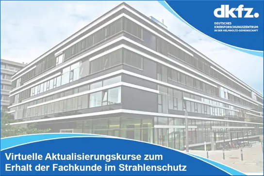 Bild eines modernen Gebäudes mit großen Fenstern und horizontalen Linien. Im Vordergrund steht ein blauer Bereich mit dem Text: „Virtuelle Aktualisierungskurse zum Erhalt der Fachkunde im Strahlenschutz“. Das Logo des Deutschen Krebsforschungszentrums (dkfz) ist ebenfalls sichtbar.