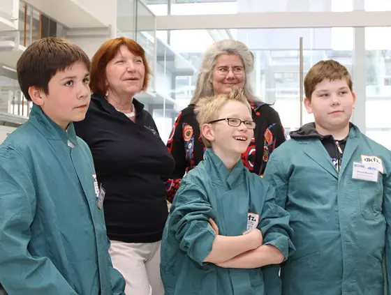 Dr. Katrin Platzer (hinten rechts) und Hannah Novatschkova vom Heidelberger Life-Science Lab am Deutschen Krebsforschungszentrum freuen sich über die rege Teilnahme am diesjährigen Girls'- und Boys'Day
