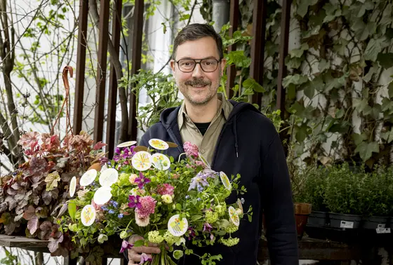 Bereit für den Start der Blumenkampagne zugunsten krebskranker Kinder: Der amtierende Floristik-Weltmeister Nicolaus Peters mit seinem eigens kreierten „KiTZ-Strauß“.