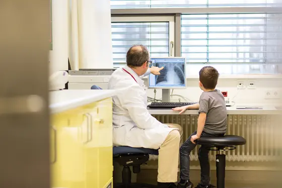 Moderne Krebstherapien für Kinder werden dringend gebraucht. Die Dietmar Hopp Stiftung fördert deren Entwicklung am Hopp-Kindertumorzentrum Heidelberg.