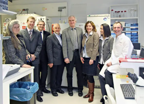 Dr. Katrin Platzer (Leitung des Heidelberger Life-Science Lab), Dr. Steffen Schmitt (DKFZ) , Dr. Oliver Krup (BD GmbH) , Prof. Norbert Fusenig (Wissenschaftlicher Berater des Life-Science Lab), Prof. Peter Lichter (DKFZ), Dr. Sylvia Unger (BD GmbH), Dr. Özlem Türkel (BD GmbH), Prof. Rüdiger Arnold (Leiter des biowissenschaftlichen Labors im Life-Science Lab) (v.l.n.r.)