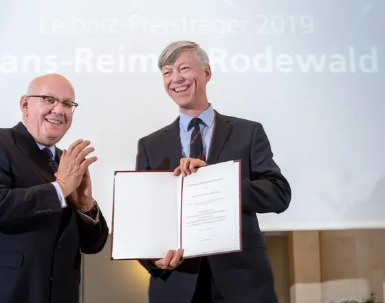 Preisträger Hans-Reimer Rodewald (r.) und Peter Strohschneider, Präsident der Deutschen Forschungsgemeinschaft bei der Preisübergabe in der Akademie der Wissenschaften in Berlin.