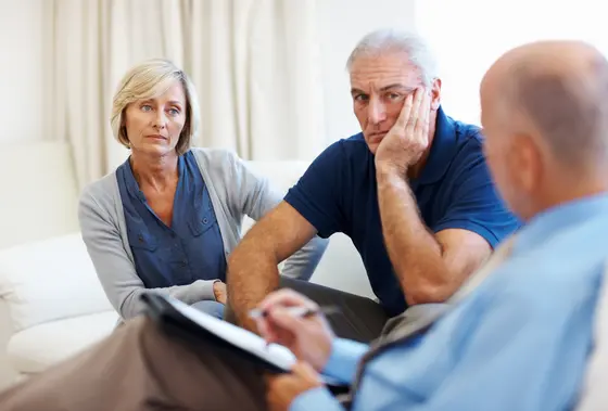 Das offene Gespräch mit einem Psychoonkologen kann Patienten und Angehörigen bei der Krankheitsbewältigung helfen.