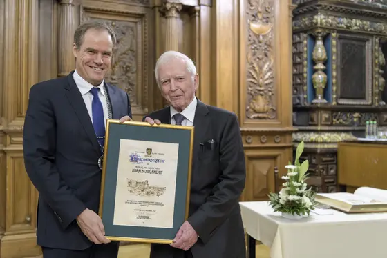 Oberbürgermeister Prof. Dr. Eckart Würzner (links) verlieh Prof. Dr. Harald zur Hausen das Ehrenbürgerrecht der Stadt Heidelberg