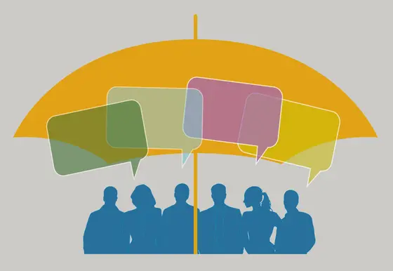 Eine Gruppe von Menschen steht unter einem großen, gelben Regenschirm. Über ihnen schweben Sprechblasen in verschiedenen Farben, die den Austausch von Ideen und Diskussionen symbolisieren. Dieses Bild steht im Kontext des Präventionsgipfels, der sich mit wichtigen Themen der Gesundheit und Prävention beschäftigt.