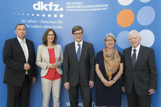 von links nach rechts: Prof. Josef Puchta, Dr. Simone Schwanitz, Prof. Otmar D. Wiestler, Bärbel Brumme-Bothe, Prof. Harald zur Hausen