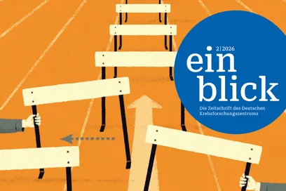 Eine bunte Zeitschrift mit einem orangefarbenen Hintergrund. Auf dem Titelblatt stehen mehrere Hindernisse in Form von Barrikaden, die von Händen in verschiedenen Richtungen geschoben werden. Oben rechts ist ein blauer Kreis mit dem Titel "einblick" zu sehen. Der Text behandelt klinische Studien und deren Herausforderungen.