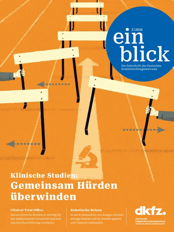 Eine bunte Zeitschrift mit einem orangefarbenen Hintergrund. Auf dem Titelblatt stehen mehrere Hindernisse in Form von Barrikaden, die von Händen in verschiedenen Richtungen geschoben werden. Oben rechts ist ein blauer Kreis mit dem Titel "einblick" zu sehen. Der Text behandelt klinische Studien und deren Herausforderungen.